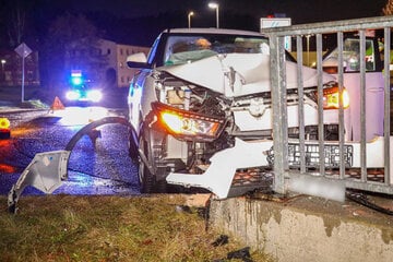 Crash im Erzgebirge: Auto kracht gegen Brückengeländer