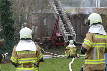 Feuerwehr-Einsatz in Grimma: Holzschuppen steht in Flammen