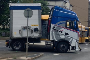 Unfall nahe Carolabrücke: Lkw kollidiert mit Straßenbahn, zwei Verletzte