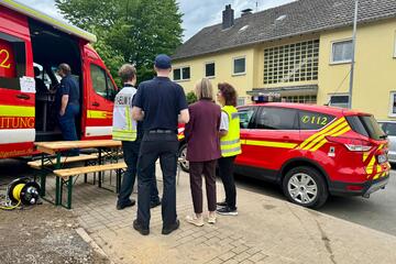 Decke teilweise eingestürzt: Feuerwehr räumt mehrere Wohnhäuser