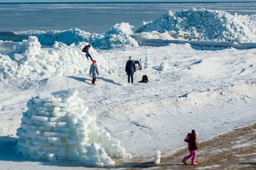 Zwischen Iglu und Eisbergen: Ostseestrand wird zur Mini-Arktis