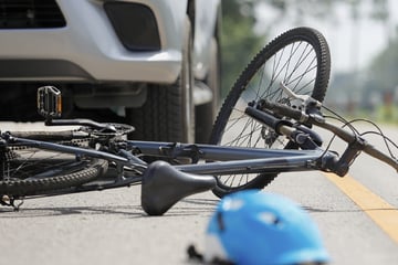 SUV-Fahrer mit Tochter an Bord tickt aus und fährt Radfahrer tot