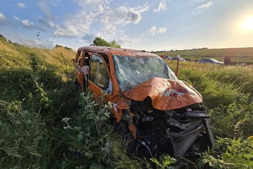 Kleinbus überschlägt sich auf A38: Zwei Verletzte im Krankenhaus