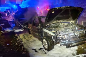 Autos brennen lichterloh vor Mehrfamilienhaus: War es Brandstiftung?