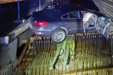 Unfall A24: Kurz vorm Abgrund: VW-Fahrer kracht durch Baustellen-Absperrung