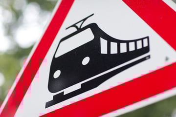 Seniorin fährt mit Auto auf Gleise, dann kommt ein Zug