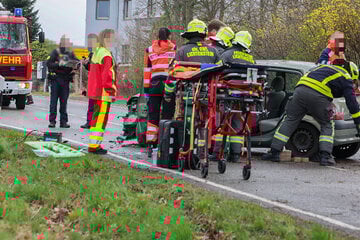 Heftiger Unfall in Sachsen: Auto kracht gegen Baum, Fahrer (22) schwer verletzt