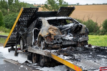 Unfall A4: Lkw mit E-Autos brennt: A4 Richtung Dresden stundenlang gesperrt