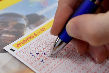 Glückspilz gewinnt 2,1 Millionen beim Lottospielen: Nur die Superzahl fehlte zum Jackpot