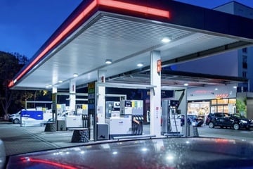 Kunde drängelt in Tankstelle vor, dann hört ein anderer die Glocken läuten
