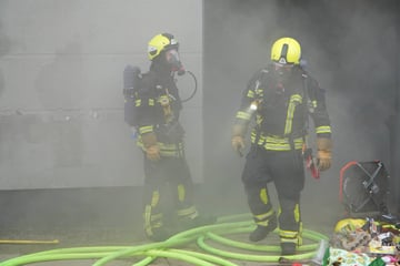 Leipzig: Dichter Rauch: Feuerwehr rückt zu Brand in Leipziger Pflegeheim aus