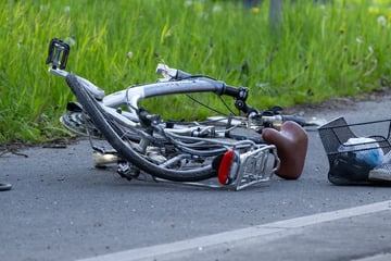 Auto erfasst 75-jährige Radfahrerin und flüchtet: Zeuge nimmt Verfolgung auf