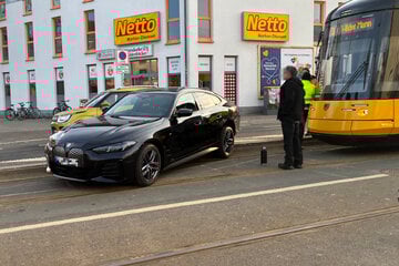 Spurwechsel verpasst? Sportlimousine blockiert Straßenbahn-Gleis