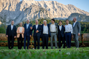 En mémoire de Merkel et Obama : le G7 pose devant le mythique banc en bois