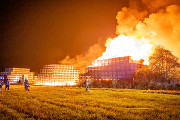 Feuerwehr im Großeinsatz: 1600 Obstkisten gehen in Flammen auf