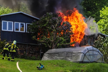 Feuerwehreinsatz im Erzgebirge: Gartenlaube steht in Flammen!