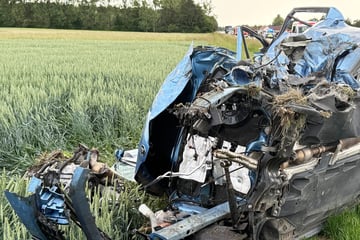 Tödliches Überholmanöver: Volvo kracht frontal in Skoda, unschuldige Frau hat keine Chance