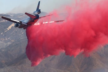 Pink fire retardant used to fight Los Angeles fires poses heavy metal risks, report warns