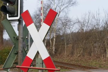 Zug rammt Transporter auf Bahnübergang in Schwaben: Strecke gesperrt