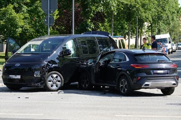 Kia-Fahrerin will Stübelallee queren: Dann kracht es heftig
