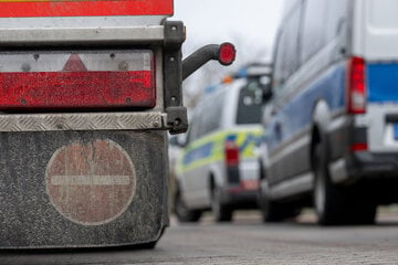 Unfall A2: Schwerer Unfall auf der A2: Lkw kracht von hinten in Wagen!