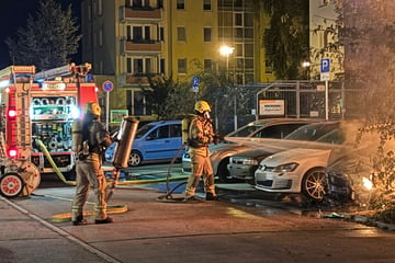 Berlin: Fahrzeugbrand in Hellersdorf - Feuerwehr muss Flammen zügig unter Kontrolle bringen