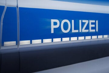Sie sprachen kein Deutsch: Mann spuckt und greift drei Personen an