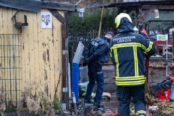 Leipzig: Einsatz im Leipziger Osten: Feuerwehr muss in Gartenverein löschen
