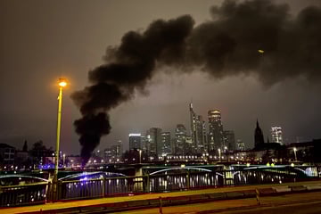 Frankfurt: Riesige Rauchsäule über Frankfurt: Das war der Grund für den Feuerwehreinsatz