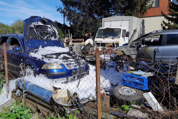 Explosion in Tangerhütte: Zwei Fahrzeuge stehen in Flammen!