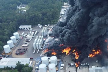Explosion in Industrieanlage: Behörden warnen vor Chemikalien-Risiko