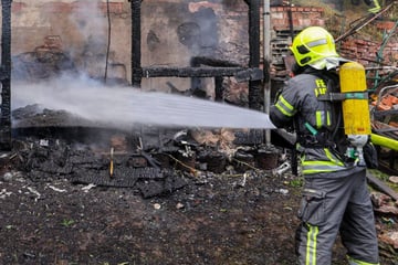 Sperrung wegen Feuerwehreinsatz: Gartenhaus abgebrannt