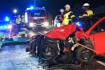 Mann gerät unter Alkoholeinfluss in Gegenverkehr: Frau in Fahrzeug eingeklemmt