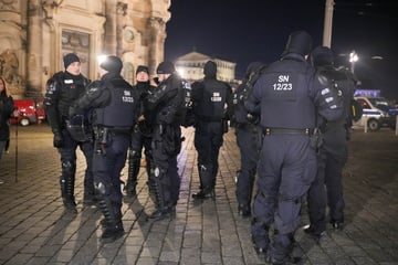 Pegida zieht durch Dresden: Gegendemo blockiert Fahrbahn!