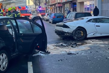 Junger Lamborghini-Fahrer (22) gerät in Gegenverkehr und prallt frontal gegen VW