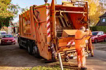 Fahrer reagiert sofort: Müllmann wird in Müllauto gezogen und schwer verletzt