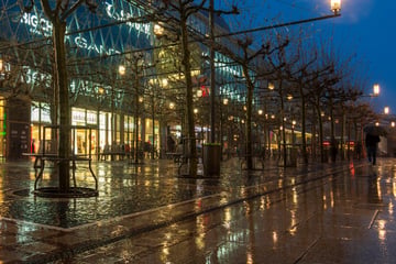 Frankfurt: Mitten in Frankfurt! Mann auf Zeil mit Machete schwer am Kopf verletzt