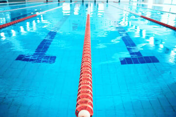 Todes-Drama im Schwimmunterricht: Junge (†14) stirbt - Polizei schaltet sich ein