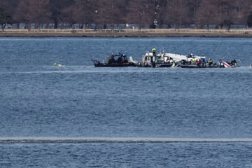 DC plane crash investigators issue bleak update on search for survivors