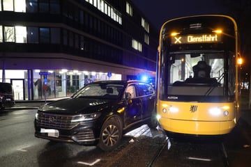 Tram beim Abbiegen übersehen? VW kollidiert mit Straßenbahn
