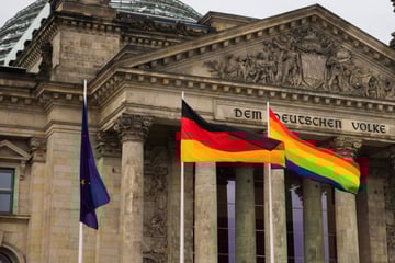 Berlin: Bundestag hisst Regenbogenflagge, aber nicht am CSD