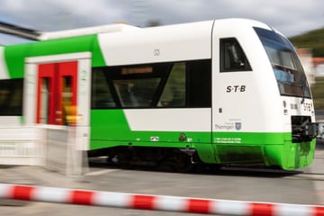 Erdfall-Warn-Anlage löst Alarm aus: Bahnstrecke in Südthüringen länger gesperrt!