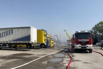 80 Meter hohe Rauchsäule über Eisleben: Feuerwehr seit Stunden im Einsatz