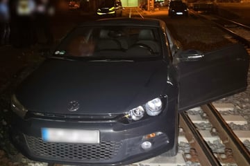 Betrunkener steigt nach Feier in sein Auto und kommt weder vor noch zurück