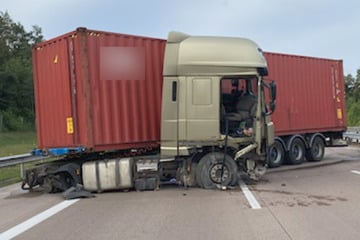 Unfall A7: Stundenlange Sperrung! Laster steht quer auf A7 und legt Verkehr lahm