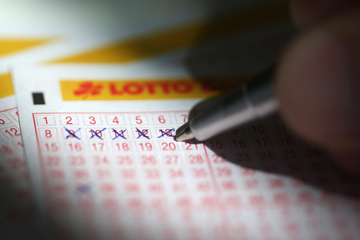 Frau gewinnt im Lotto und wirft Schein weg