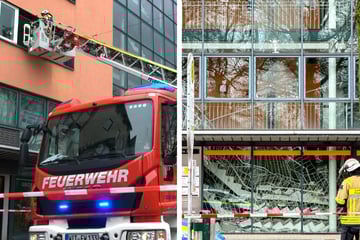 Treppe in Ärztehaus stürzt über mehrere Etagen ein: 36 Menschen sitzen im Gebäude fest