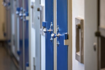 Häftling zündelt in Zelle: Gefängniswärter kommen ins Krankenhaus