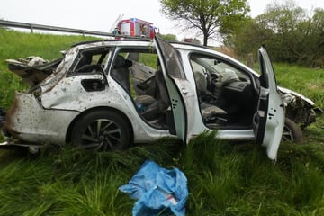 Unfall A24: VW überschlägt sich mehrmals auf Autobahn: Zwei Personen verletzt
