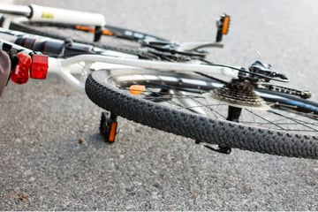 Radler angefahren und im Graben liegen gelassen: Fahndung nach Autofahrer